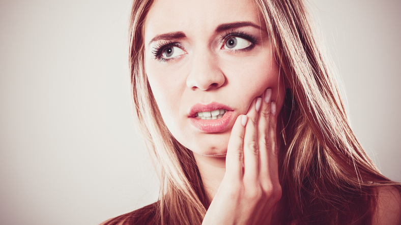 Women with tooth pain in West Linn